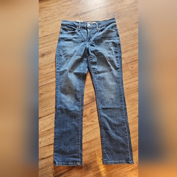Levi's Shaping Straight Leg Jean 31/30 NWT. - Picture 3 of 5